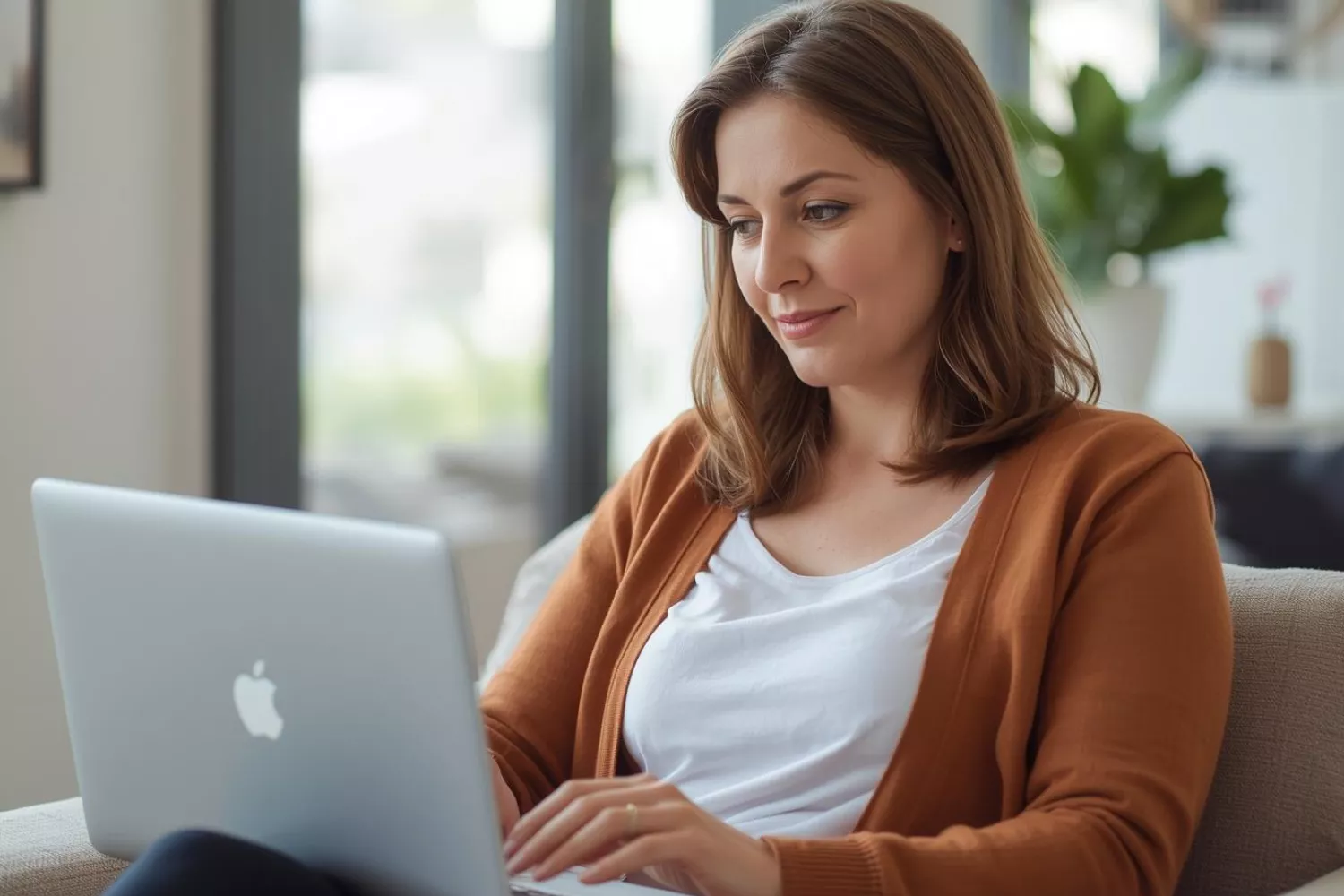 Unternehmerin entspannt an ihrem Laptop